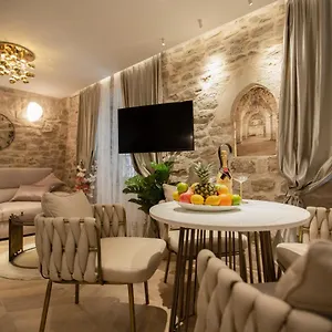 Luxury Lilly 1 Apartment Split